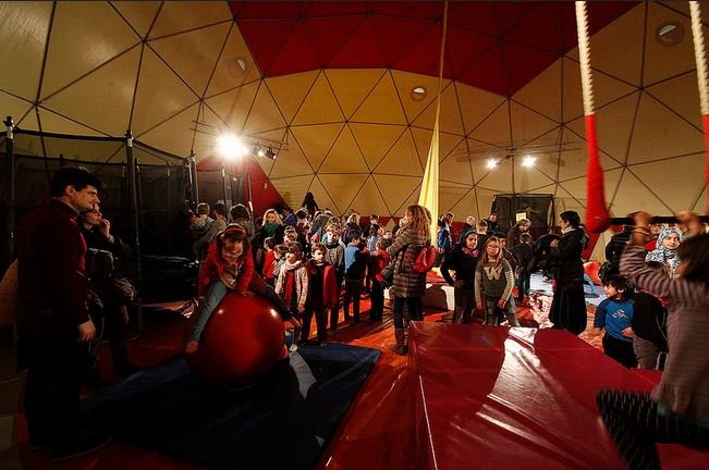Parc de Nadal dedicat al circ i als jocs populars
