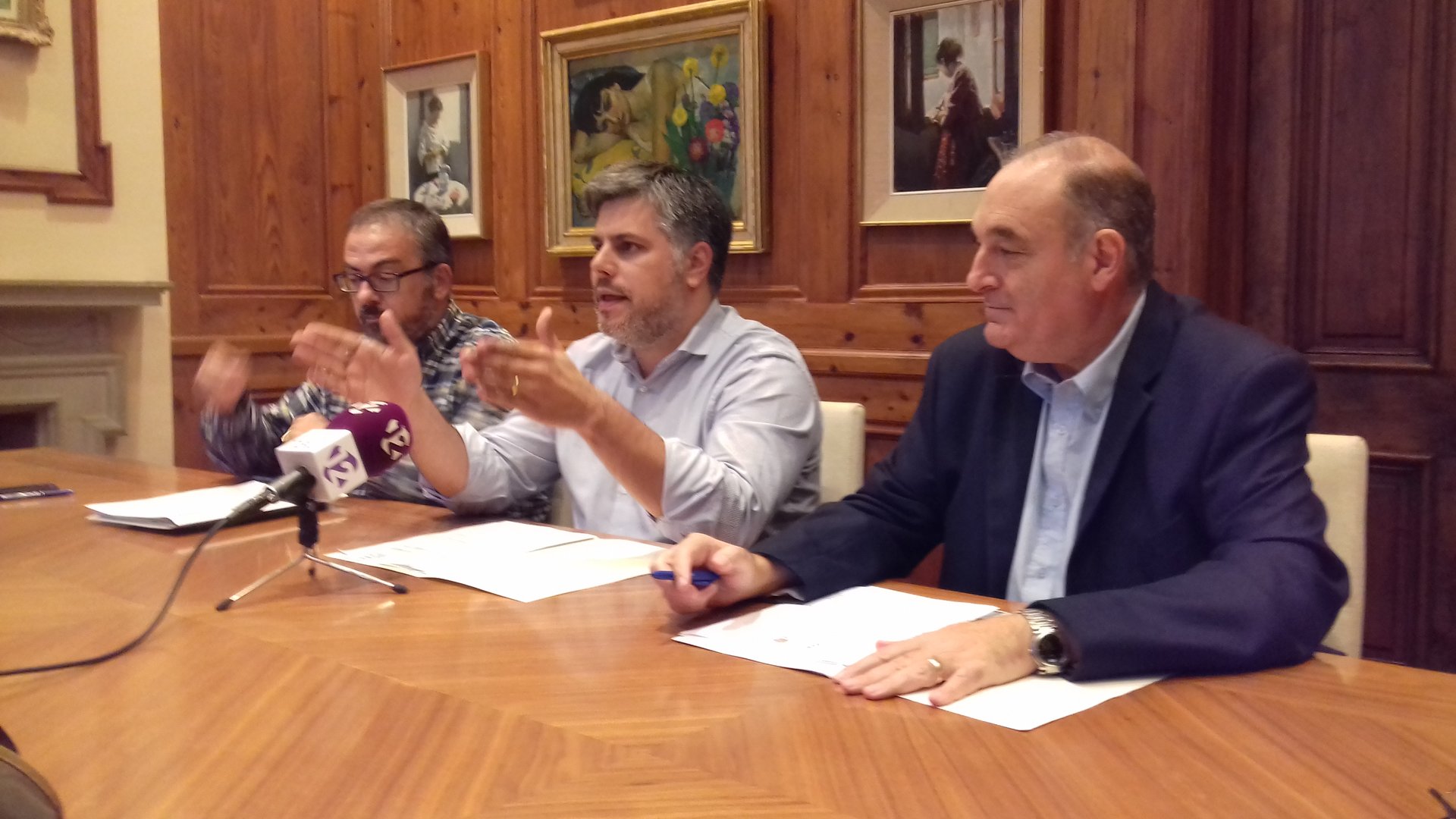 Al centre, l'alcalde de Valls, Albert Batet, durant la presentació en roda de premsa de la modificació de planejament, acompanyat pels regidors de Territori i d'Empresa, Martí Barberà i Joan Carles Solé