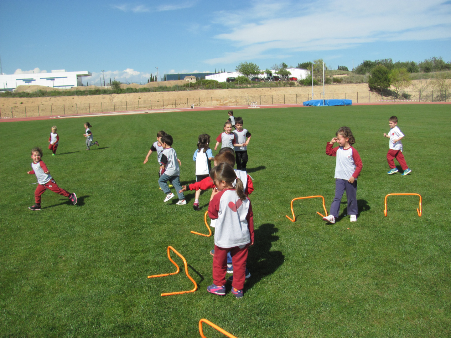 Una vuitantena d'infants de P4 i P5 participen a la multitrobada de primavera del programa d'iniciació esportiva