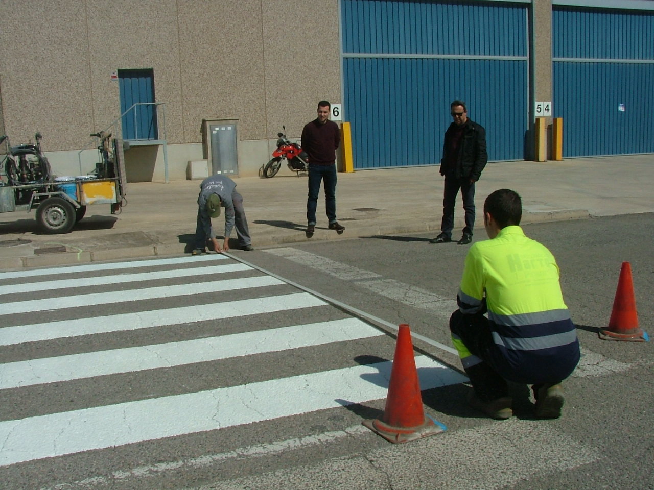 L'Ajuntament repinta els passos de vianants i instal·la senyals noves al polígon industrial