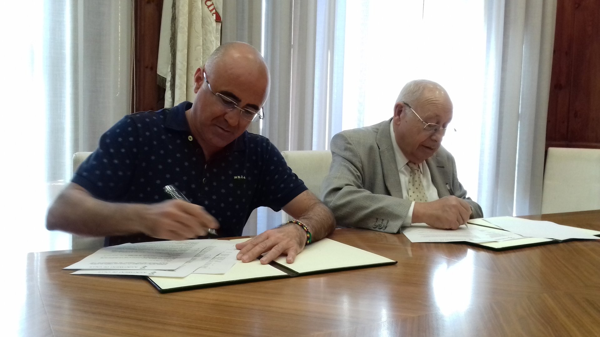 Signatura del conveni entre l'Ajuntament i la Comissió organitzadora de Firagost