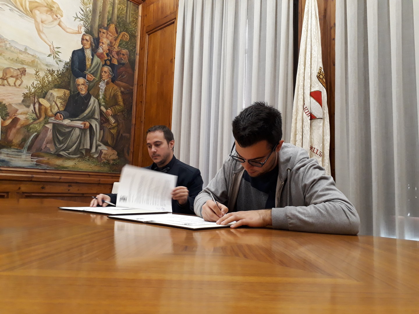 Signatura del conveni entre la Xarxa de Cultura i la Colla gegantera La Pessigolla