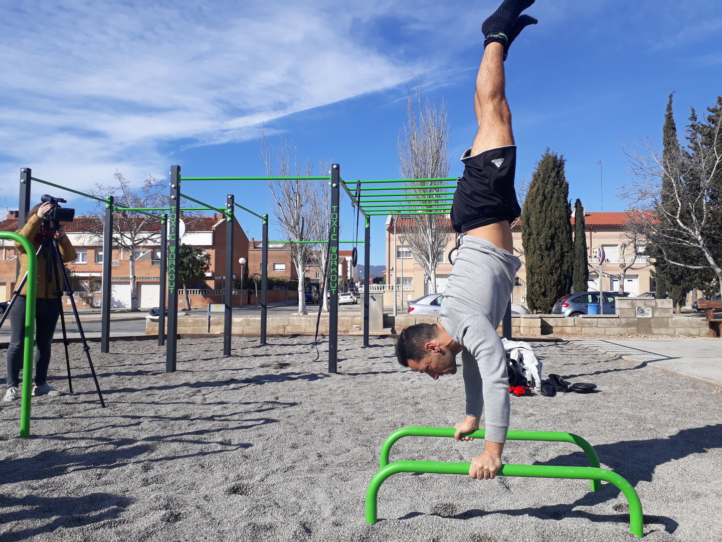 VallsJove organitza una jornada al parc de barres amb activitats relacionades amb la pràctica esportiva de l'street workout 