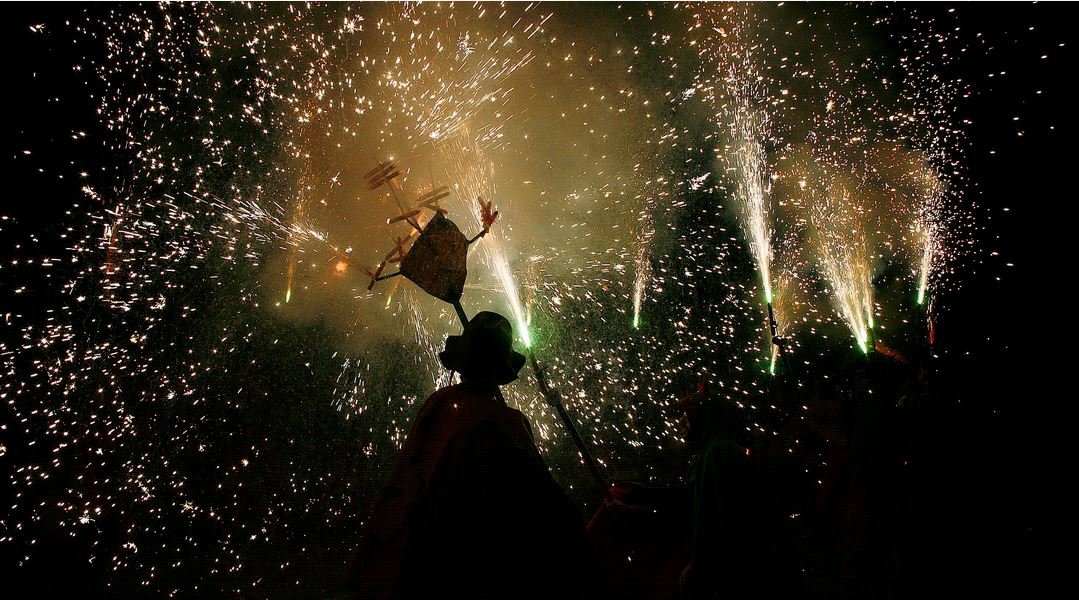Piromusical espectacular per tancar l'últim dia de la multitudinària Festa Major