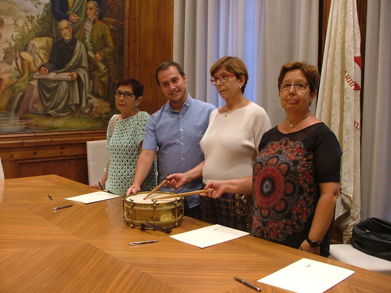 Donació del timbal de l'històric timbaler Josep Vernet al Museu Casteller