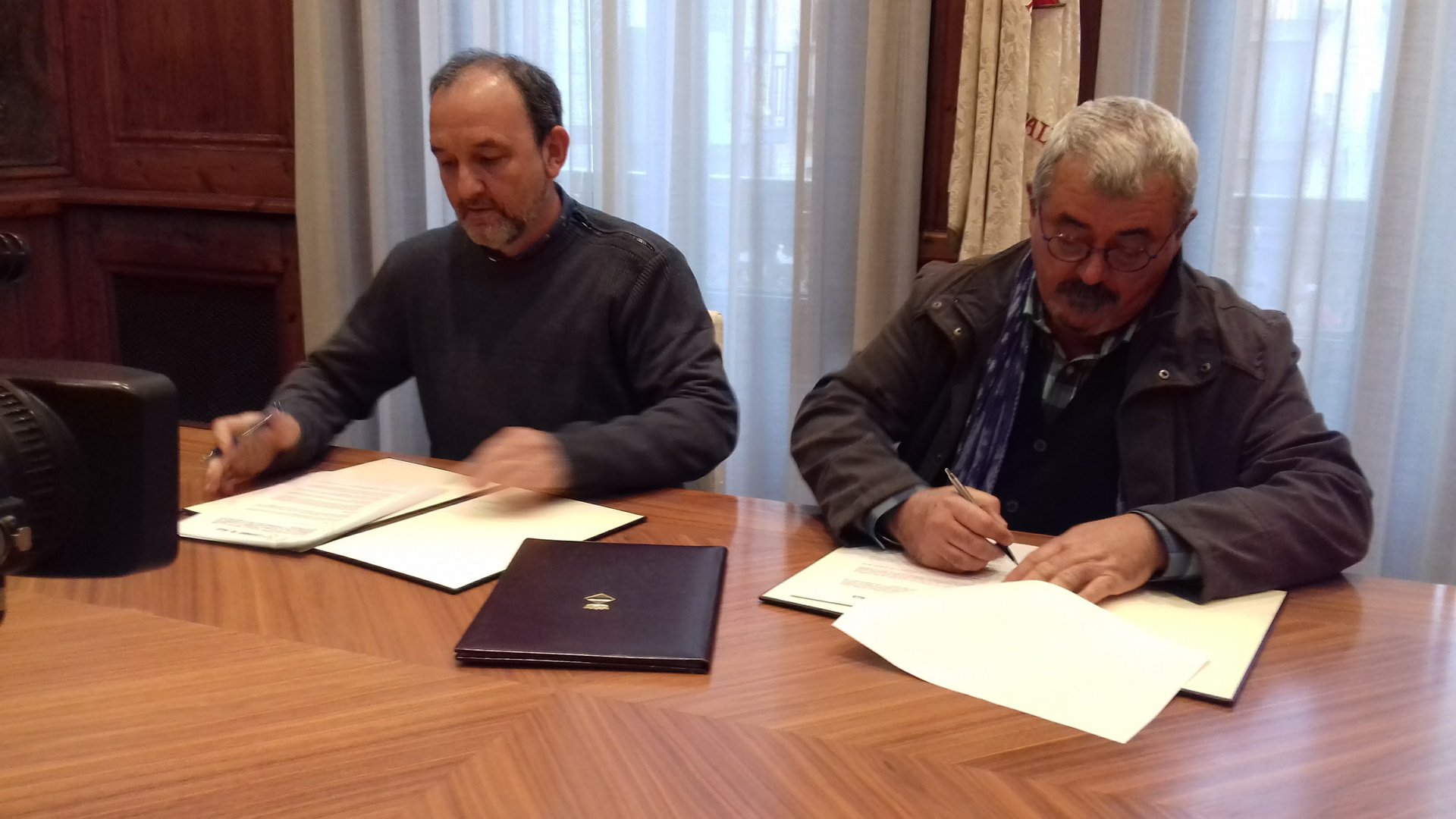 L'Ajuntament de Valls i Creu Roja signen un conveni per ajudar a famílies i menors desafavorits
